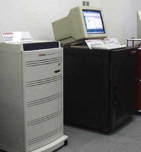 新製品のデモ。右に見えるのはPloLainatサーバーと後出のストレージ管理ソフト。左は第3四半期に出荷する予定のStorageWorks『RA8000』 