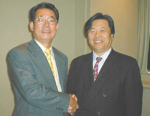 帝人システムテクノロジーの田口敦社長(左)とジャストシステムの浮川和宣社長