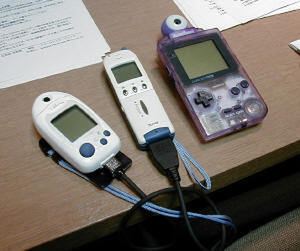 モノクロ版が採用されたゲームボーイ用のポケットカメラと携帯電話用カメラ 