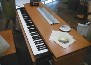 “テクニクス”（松下電器のオーディオブランド）は、鍵盤部分を引き出し式に収納できるデジタルピアノを展示した。木目調が渋い