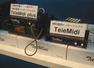 NECの社内ベンチャー・テレミディックは電話回線を使って遠方のプレーヤと同期演奏ができるインターフェイス『TeleMidi』を展示。ISDN対応の新製品も