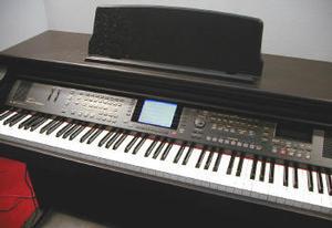 河合楽器は大型液晶パネルを搭載したデジタルピアノを展示。歌詞や楽譜などさまざまな情報を表示できる