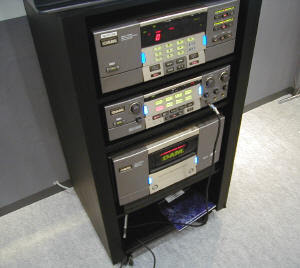 カラオケの第一興商は最新の通信カラオケ用音源とDVDチェンジャーを展示
