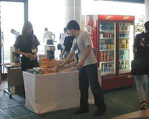 各セッション会場の近くには、コーヒーやジュース、かるい食べ物などが用意され、参加者は無料で自由に飲食できる 
