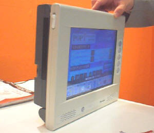 “POP-i”端末は、DVD-ROMまたはCD-ROMに入れた情報を液晶画面に表示。タッチパネルかボタンで操作ができる