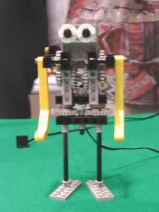 同じく2足歩行ロボット。1つのモーターの動きをギアに変換して、左右の足を動かしている  