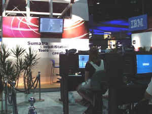 IBMブースでは、同社のIntelliStationのデモも兼ねたSmatra教室を開催