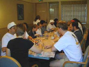 Debianの食事会を開いたデニーズレストランの1室。人が増えるたびに、テーブルを追加して、長くしていった 