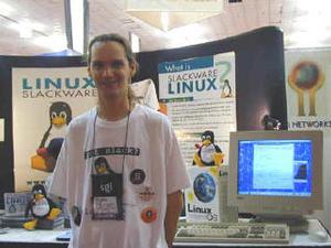 Slackware開発プロジェクトの代表であるPatrick Volkerding氏。ブースには、彼を含む4人の開発者の姿があった 
