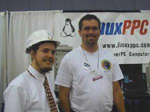 右はLinuxPPC社販売責任者のJason Haas氏。左は、MKLinuxの開発メンバー 