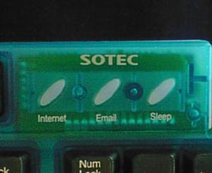 キーボード左上部に装備されている、“Internet”と“Email”ボタン