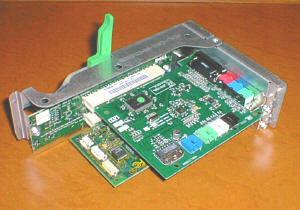 PCIスロットを2基装備する“ライザーカード”。筐体から緑のレバーで着脱できる