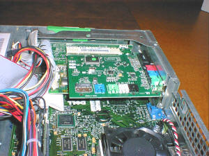 ライザーカードを本体に装着したところ。PCIカード(モデムとサウンドカード)がマザーボードと水平に装着されている