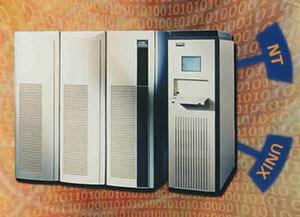 『EMC Celerraファイル・サーバ』(右)と『EMC Symmetrixストレージ・システム』(左) 