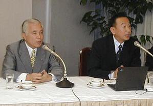 左から、日本IBMの北城恪太郎社長とアスクル(株)の岩田彰一郎社長