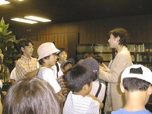 インターネット電話の時は尻込みしていた子供が多かったが、本物の野田大臣を前にするとみな大興奮。大臣を囲む子どもたちの輪は徐々に狭くなっていった