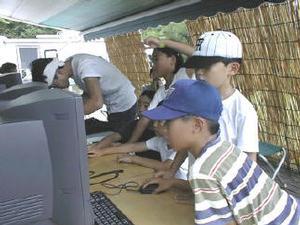 コンピューターに向かう子どもたち