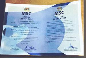 MSCステータスの認定書、4月8日に来日したマレーシアのラフィーダ通産大臣からデザインオートメーションに授与された 