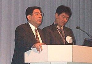 アコムとの合弁会社設立を発表する北尾氏(左)と中西氏(右)