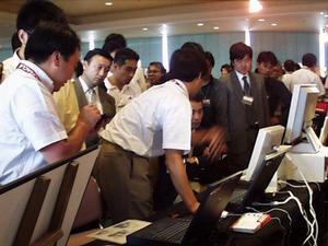『Oracle8i Lite』の展示コーナー。ノートPCを持参して製品を試してみる参加者を囲むようにして人だかりができていた