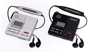 『MZ-R90』。ソニーマーケティングが発売する。Copyright 1999 Sony Marketing