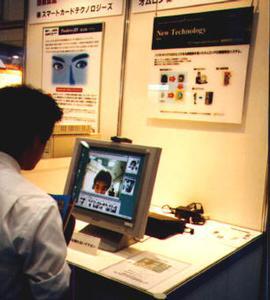 オムロンの顔貌認識システムに集まるギャラリーは、怪訝そうな表情でCCDカメラを覗き込む