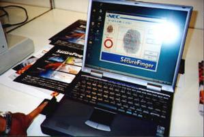 『指紋認証ユニット』PCMCIAタイプのPK-FP001(4万4800円)のデモ