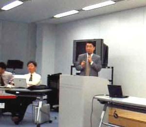 日本アイビーエム(株)2000年対策室の藤田氏はスライドを使って2000年問題の基礎からリスク管理の発想までをトータルに解説。「これから4ヵ月間は中小企業の2000年問題対策を集中して行なっていきたい」と講演を締めくくった