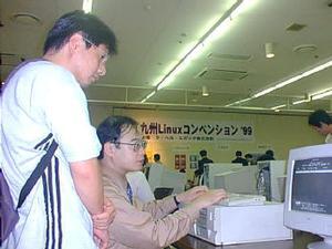 Linuxのインストール作業を行なう森岡和才氏(右)は、今回のセミナーの講師でもある