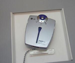 富士通パーソナルズにOEMされている『MF-PD330』。メディアはMMCを2基利用可能