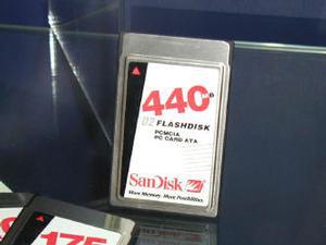 SanDiskの440MBのType II PCカード。大容量化は驚くばかりだ。ただ、将来的にはPCカードスロットも万全とはいかないのかもしれない