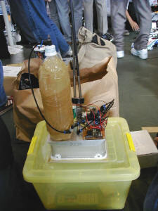 バキューム用のエアリザーバーにペットボトルを転用したロボット。高校生の作品 