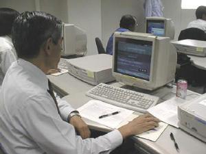 EC研究会の会員が25台のパソコンで丸1日審査にあたる