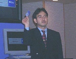 スマートカードを手にデモンストレーションを行なう製品事業統括本部の北野敬介氏