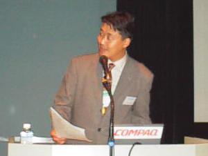 Linuxエグゼクティブセッションの司会進行役は日本Linux協会の岡田良太郎氏がつとめた