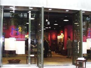 会場“Marunouchi　Cafe”はビジネス街中心部のオープンスペース 