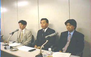 左から、KCCS副事業部長の吉田洋氏、KCCS常務取締役の北村寛氏、DDIのEC事業推進グループ担当部長の尾崎常道氏