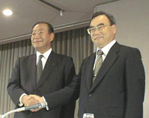 三菱電機社長の谷口一郎氏(左)とNEC社長の西垣浩司氏