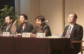 発表会場には、日本IBM理事でソフトウェア事業部長の長野一隆氏(右)、コジマ専務取締役の小島章利氏(右から2番目)、ジャストシステム代表取締役専務の浮川初子氏(左から2番目)、日立製作所PC事業部長の百瀬次生氏(左)と、4社の代表者が並んだ。日本IBMの長野氏は「今日発表された各社製品のほかにも、カーナビなど音声が利用できるところはいくらでもある。今後、音声技術はさらに家庭や職場に入っていくだろう」としている。 