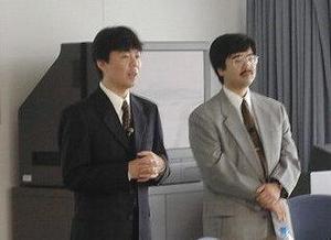 北米・中米担当の樋浦秀樹氏(左)とアジア・パシフィック担当の木戸彰夫氏(右)。ちなみに、南極地域の担当者はペンギンのタックス  