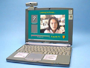 CCDカメラの映像を元にセキュリティーソフト『FaceIt PC』にユーザー認識させているところ