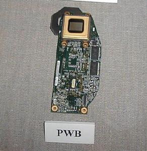 DMD(金色の枠に囲まれた四角いデバイス)とそのドライブ回路のモジュール