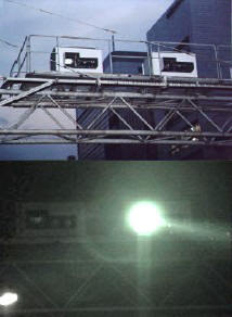 夜間に赤外線をキャッチする特殊撮影(ソニー製カメラのナイトショット機能を使うだけ)を行なうと、強い発光量で通りゆくクルマがストロボ撮影される 