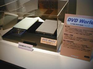 パソコン用の4.7GB版DVD-RAMドライブも各社から展示された 