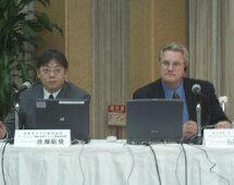 日本オラクルのマーケティング統括本部システム製品統括部バイスプレジデントの佐藤聡俊氏(左)とRobert McCord氏(右) 