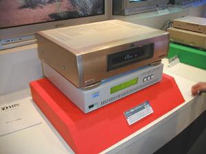 日本ビクターの高精細モード搭載のD-VHS。下に見えるのは高精細画像を出すための送り出し装置。ハイビジョン放送を劣化なしで記録できる