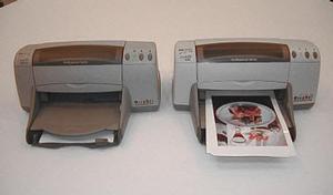 DeskJet 955C(右)は、DeskJet 970Cxi(左)から、ボディーカラーが明るいグレーからオフホワイトに変更された