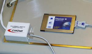 各客室に設置されているイーサーネットポート(左)、ネットワークカード(右)は無料で借りることができる