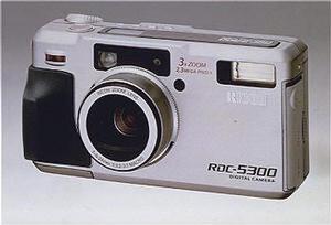 外観は『GR1』のリコーらしい渋めの仕上がり。プロモーションには、『超芸術トマソン』の赤瀬川原平氏を起用。RDC-5300は赤瀬川氏が初めて使用したデジタルカメラとなった