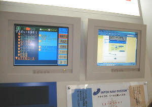 ホンダのインターナビシステム。自宅のパソコンでチェックしたURL(右画面)をカーナビ(左画面)に移すことができる